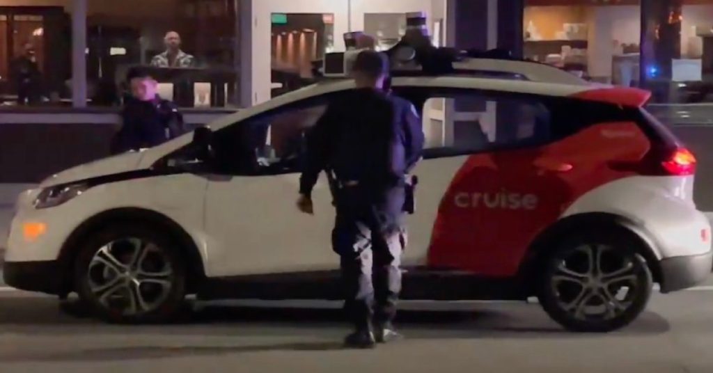 Polisi memarkir taksi self-driving GM Cruise di San Francisco tanpa manusia, dan taksi itu dimatikan (U: Cruise merespons)