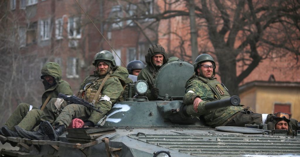 Rusia melancarkan serangan dan mengumpulkan mayat di Mariupol yang "dibebaskan"