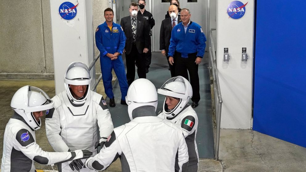 SpaceX meluncurkan 4 astronot NASA setelah penerbangan pribadi