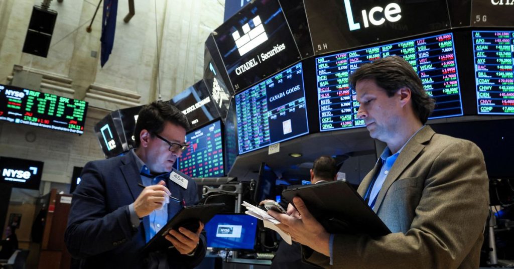 Wall Street naik karena pertumbuhan saham besar naik, Twitter naik