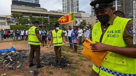 Para pengunjuk rasa di Sri Lanka bakar para politisi  Rumah saat negara jatuh ke dalam lebih banyak kekacauan