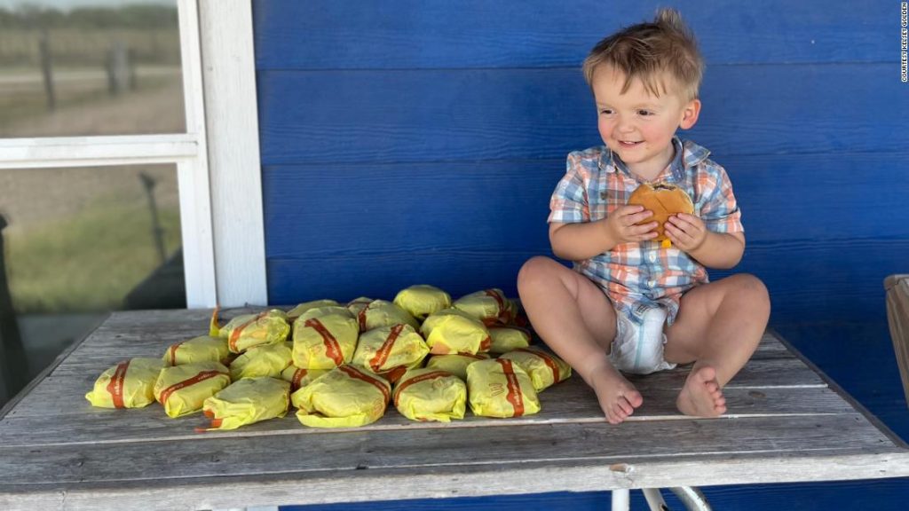 Seorang ibu Texas meninggalkan ponselnya tidak terkunci.  Kemudian putranya yang berusia dua tahun memesan 31 burger keju