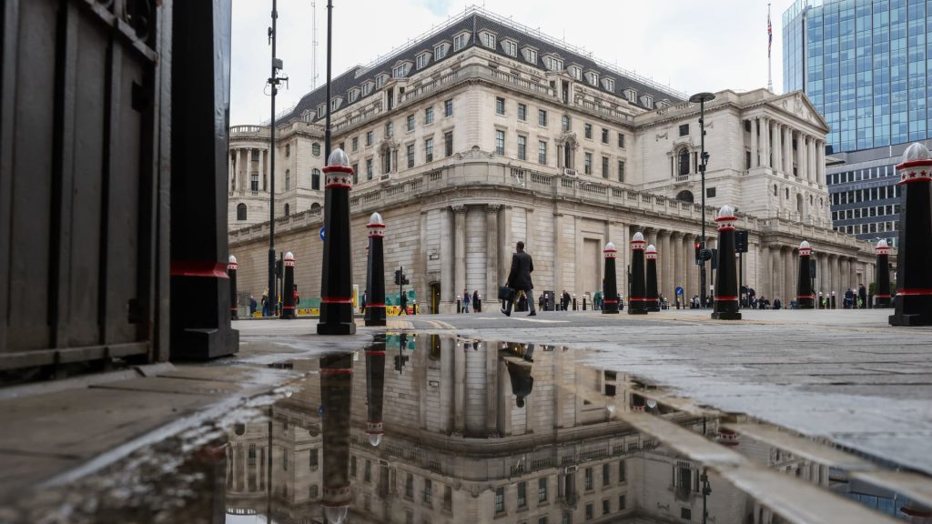 Bank of England menaikkan suku bunga dalam upaya untuk memerangi inflasi yang melonjak