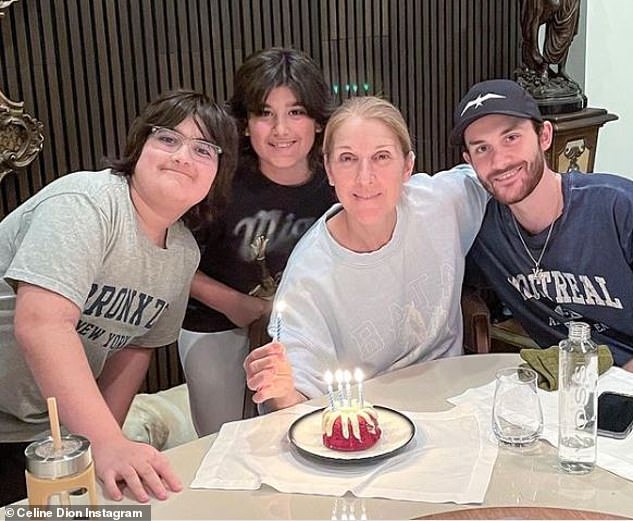 KELUARGA: Celine Dion, 45, berbagi pandangan langka tentang anak kembarnya (kiri) Eddie, Nelson, 11, dan Renee Charles, 21, pada perayaan Hari Ibu pada hari Minggu saat ia memberikan penghormatan kepada anak-anaknya di Ukraina