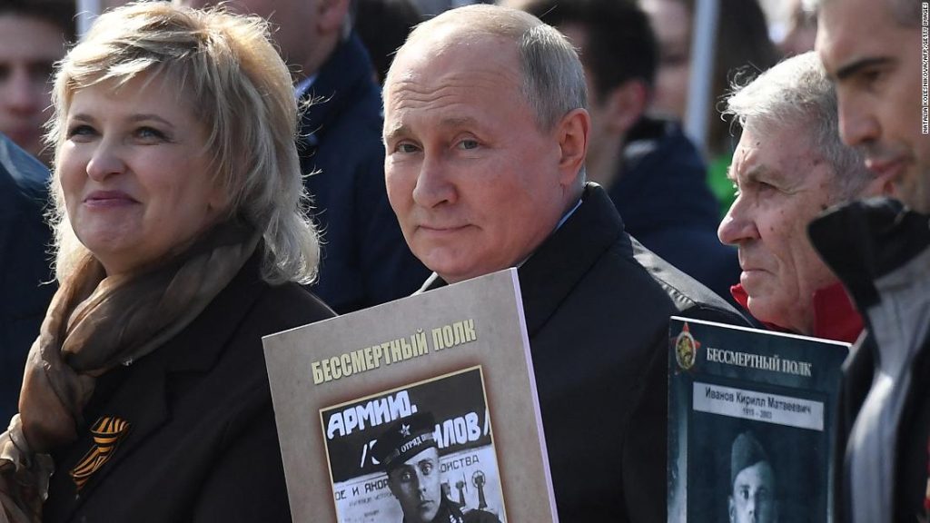 Dua jurnalis Rusia tampaknya menantang Putin, mencela perang di Ukraina