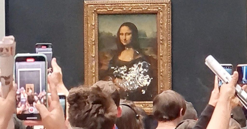 Mona Lisa mengolesi kue sebagai protes iklim di Louvre