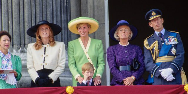 Putri Margaret, Sarah, Putri Diana bersama Pangeran Harry, Catherine, Duchess of Kent, dan Pangeran Edward, sebagai anggota keluarga kerajaan menyaksikan lalat masa lalu.  Pangeran Harry berdiri bersama ibunya.