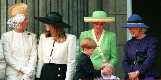 Pangeran Harry, pada ulang tahunnya yang keenam, meletakkan tangannya di mulut Putri Beatrice yang berusia dua tahun saat dia bergabung dengan Putri Wales dan anggota keluarga kerajaan lainnya untuk menonton parade peringatan 50 tahun Pertempuran Inggris ini pagi. 