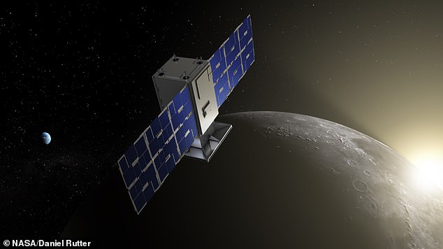 Dalam foto adalah kesan seniman tentang CAPSTONE di orbit mengelilingi Bulan dan Bumi di latar belakang.  Pesawat ruang angkasa dijadwalkan untuk diluncurkan bulan ini, antara 13 dan 22 Juni