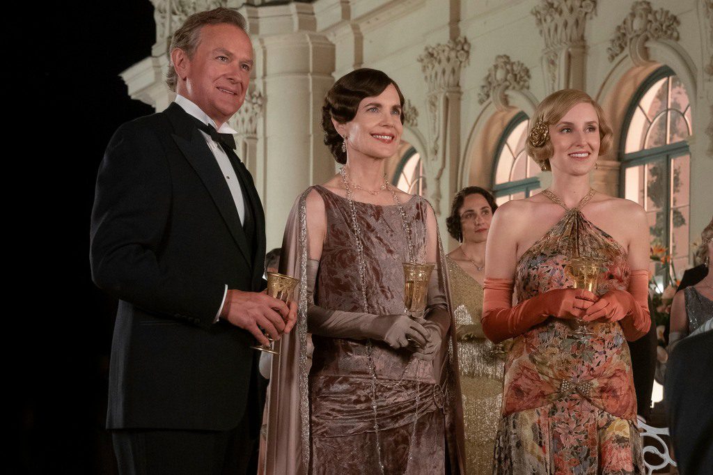 Hugh Bonneville, Elizabeth McGovern dan Laura Carmichael dalam sebuah adegan dari "Biara Downton: Era Baru." 