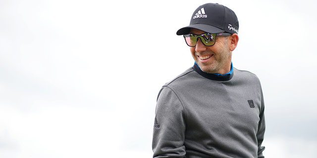 Sergio Garcia tersenyum pada hari pertama LIV Golf Invitational pada 9 Juni 2022 di St Albans, Inggris.