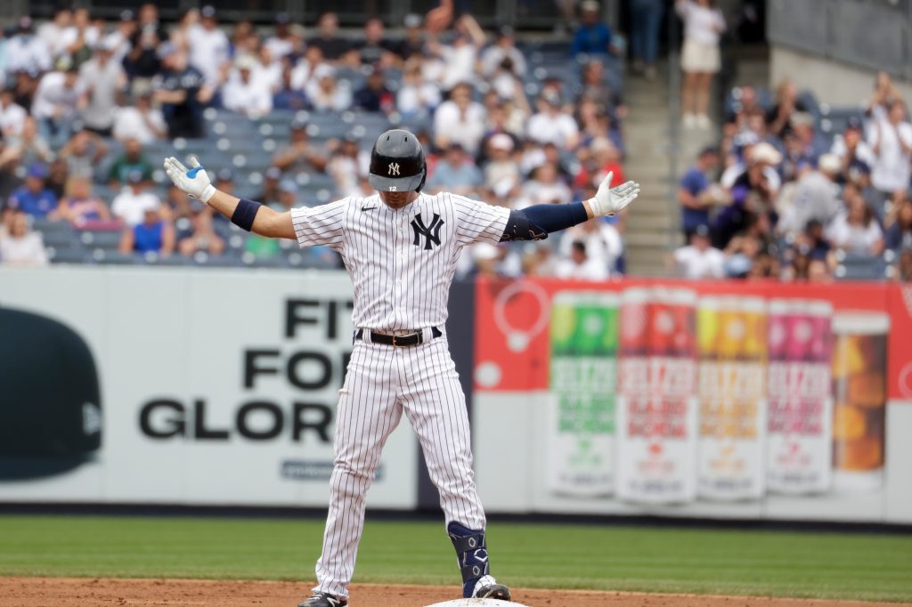 Shortstop Yankees Isiah Kiner-Falefa (12) bereaksi setelah mencetak dua gol dalam dua ronde pada paruh pertama pertandingan melawan Cubs di Yankee Stadium, Minggu, 12 Juni 2022.