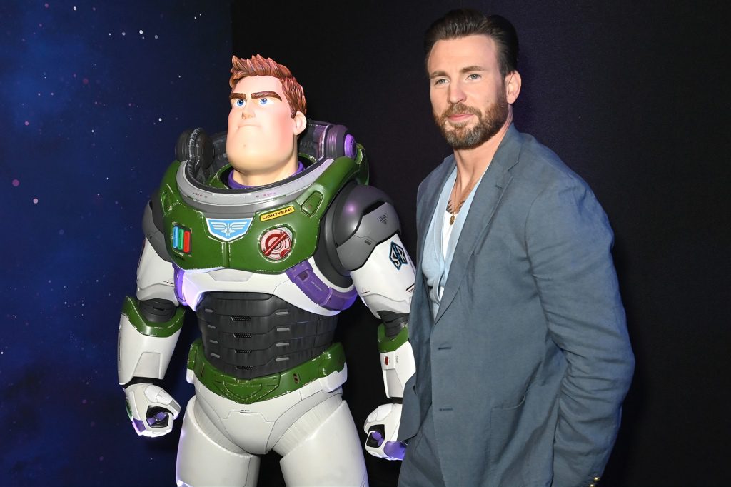 Chris Evans berpose dengan karakter Buzz Lightyear selama pemutaran perdana Lightyear Inggris di Cineworld Leicester Square pada 13 Juni 2022 di London, Inggris. 