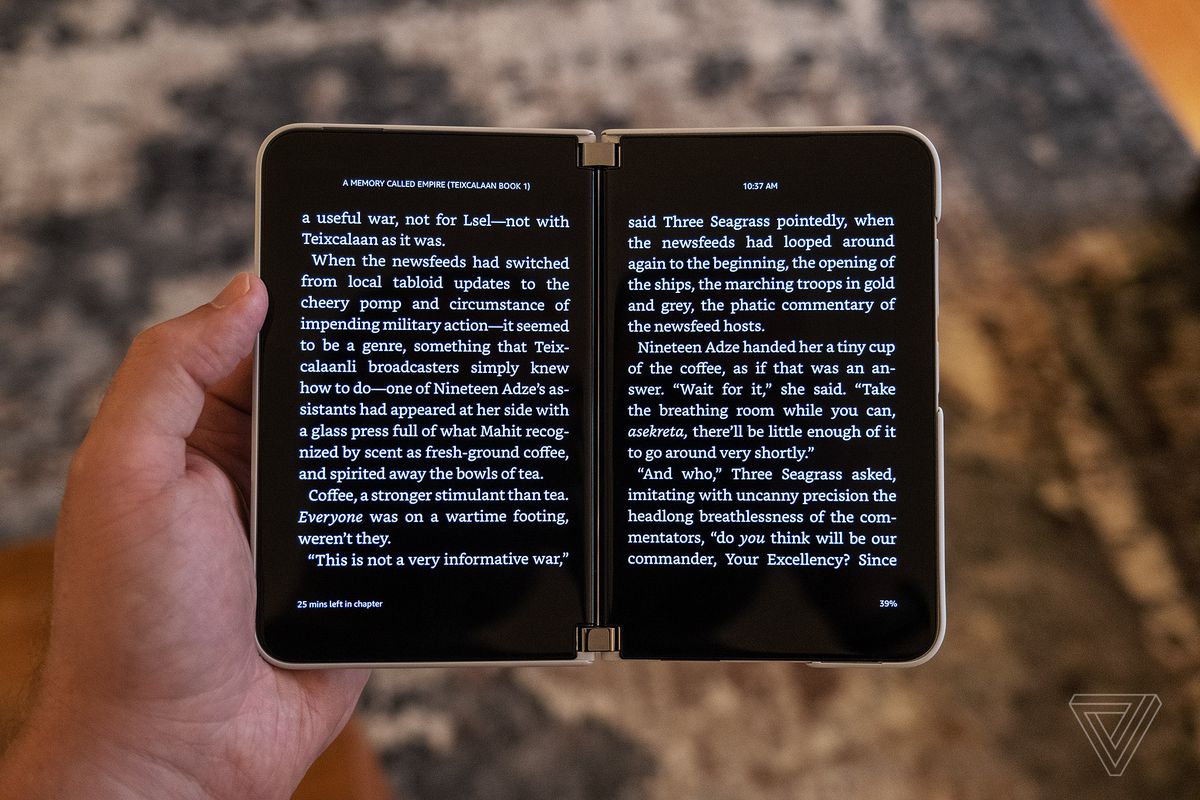 Kindle e-book tersebar di kedua layar Microsoft Surface Duo 2