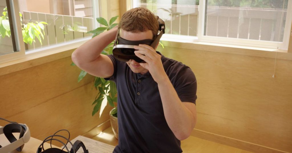 Mark Zuckerberg memiliki beberapa prototipe headset VR untuk ditunjukkan kepada Anda