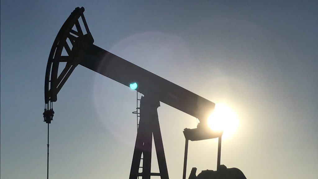 Harga minyak turun lebih dari 2%, memperpanjang kerugian