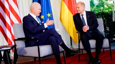 Kanselir Jerman Olaf Schultz, kanan, menyambut Presiden AS Joe Biden, kiri, pada pertemuan bilateral di Kastil Elmau di Kruen, dekat Garmisch-Partenkirchen, Jerman, pada Minggu, 26 Juni 2022. 