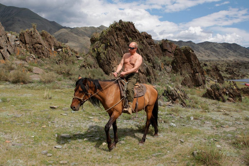 Presiden Rusia Vladimir Putin menunggang kuda tanpa baju.