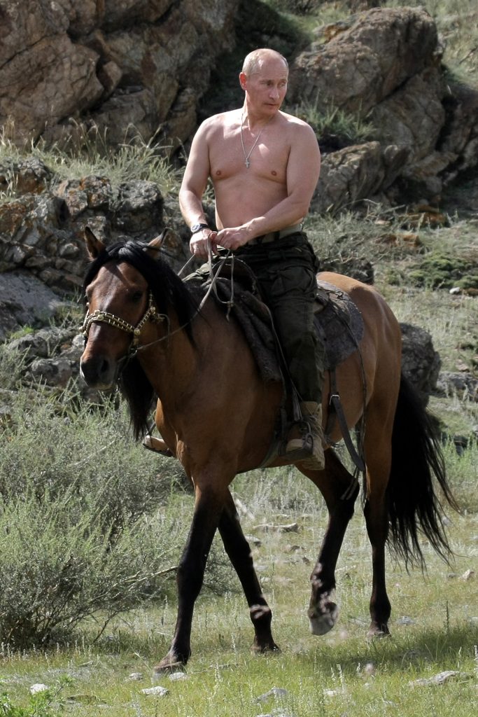 Presiden Rusia Vladimir Putin menunggang kuda tanpa baju.