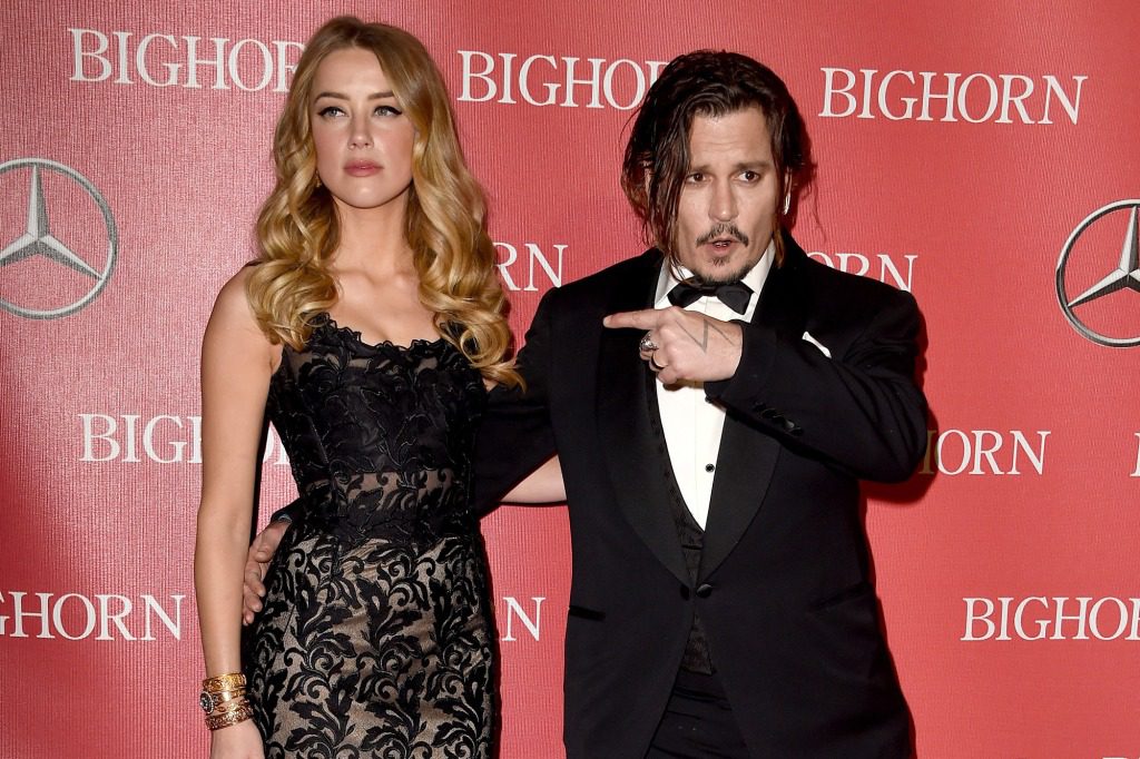 Aktor Amber Heard (kiri) dan Johnny Depp menghadiri Upacara Penghargaan Festival Film Internasional Palm Springs ke-27 di Palm Springs Convention Center pada 2 Januari 2016 di Palm Springs, California.  