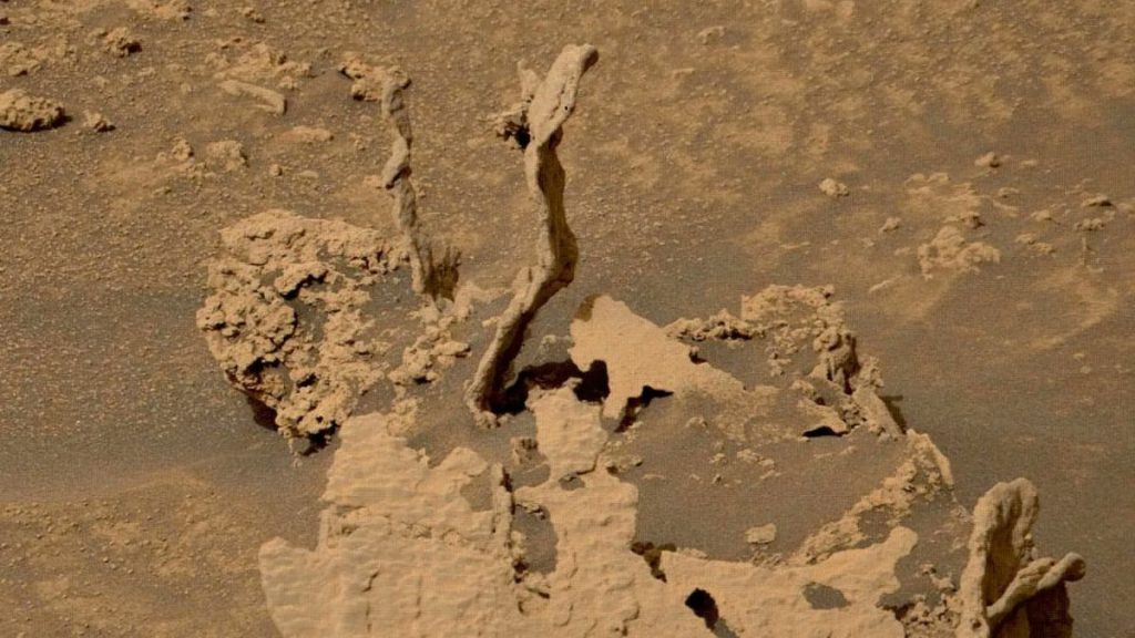 Batuan Mars yang aneh ini kemungkinan merupakan hasil dari erosi dan patahan purba