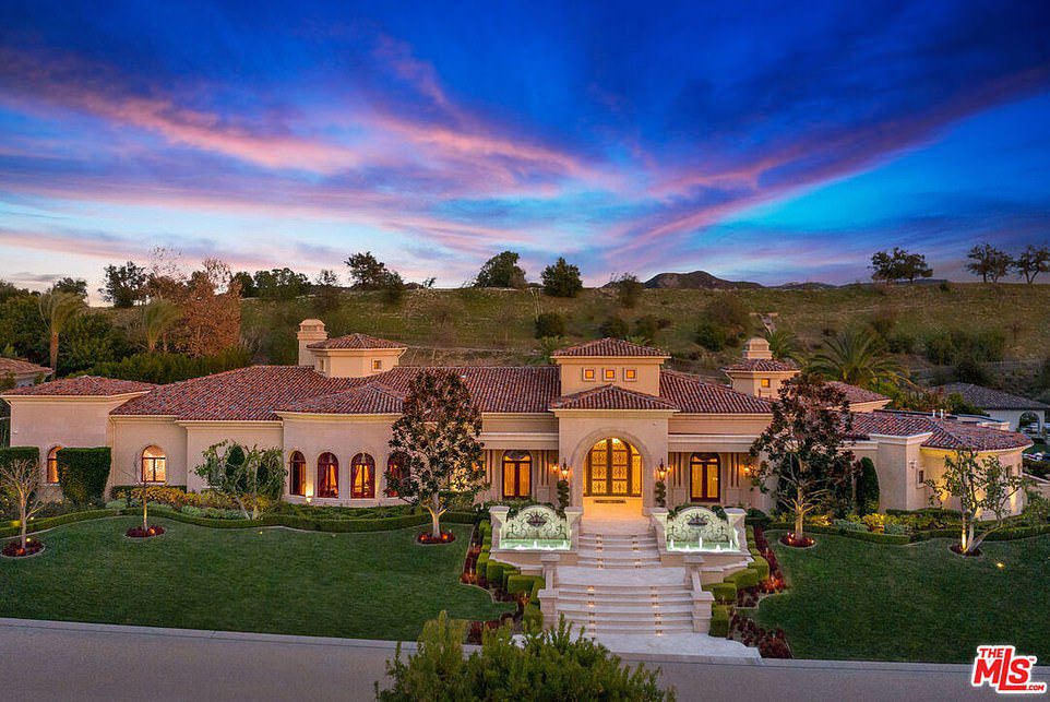 Penggalian baru: Britney Spears, 40, dan suami barunya Sam Asgari, 28, dilaporkan telah membeli rumah baru di Calabasas, California, seharga $ 11,8 juta, TMZ melaporkan Senin.