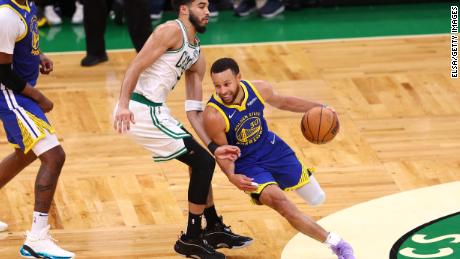 MVP Stephen Curry memimpin Jason Tatum dari Celtics ke babak playoff 6 di Boston.