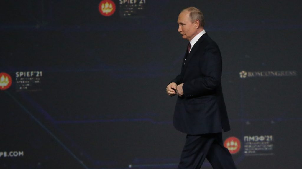 Forum Ekonomi "Davos Rusia" Vladimir Putin di Saint Petersburg memang berantakan dan menyedihkan