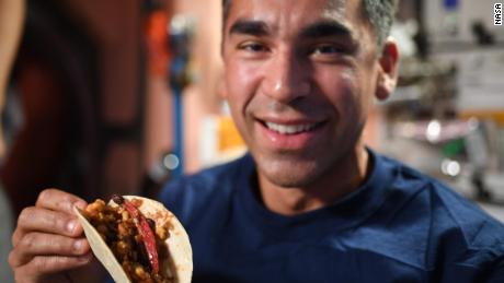 Para astronot merayakan panen Chili yang memecahkan rekor di luar angkasa dengan malam taco