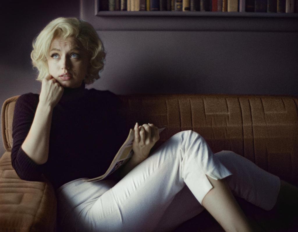 Pirang.  Ana de Armas sebagai Marilyn Monroe.  Catatan Komersial.  Netflix © 2022