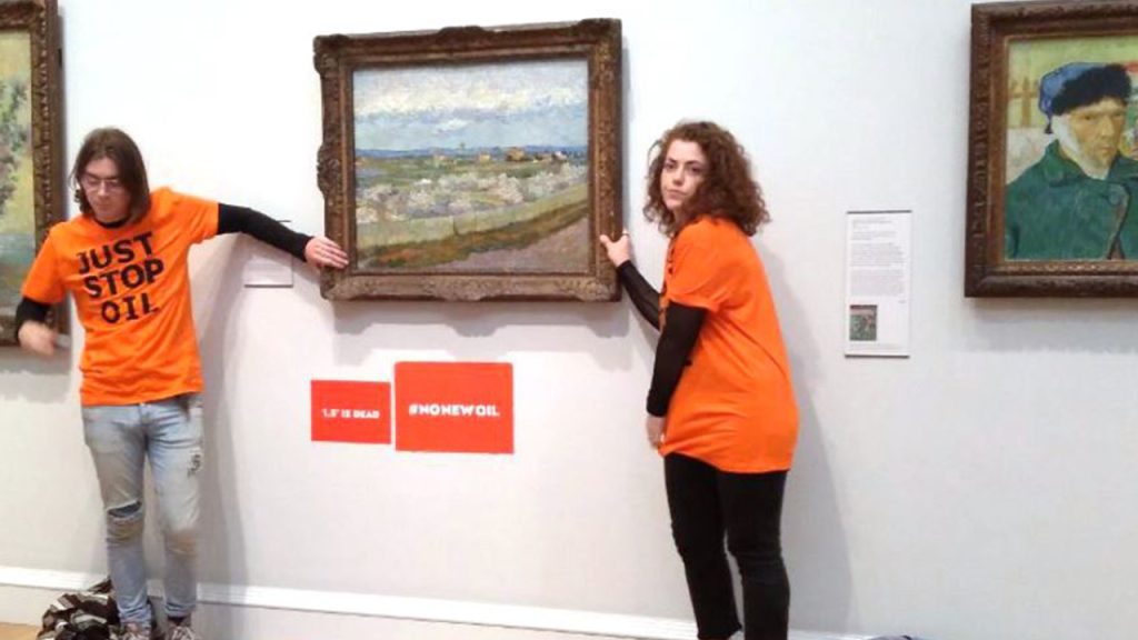 Aktivis iklim di Inggris menempelkan tangan mereka pada lukisan Vincent van Gogh di Museum London