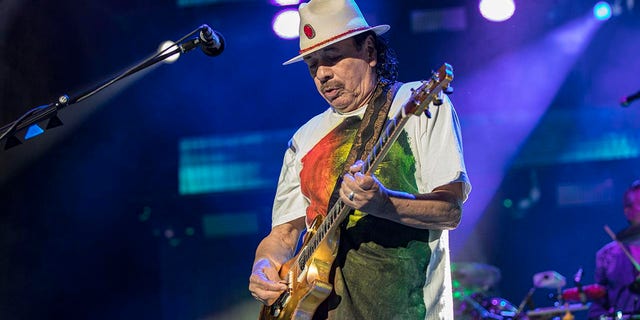 Gitaris Carlos Santana dari Santana tampil di atas panggung di North Island Credit Union Amphitheatre pada 17 Juni 2022 di Chula Vista, California. 