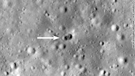Kawah ganda baru terlihat di permukaan bulan setelah roket misterius bertabrakan
