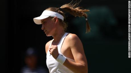 Rybakina melakukan selebrasi melawan Jabeur saat final tunggal putri di Wimbledon.