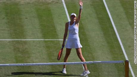 Rybakina merayakan mengalahkan Jaber dan memenangkan gelar tunggal putri di Wimbledon.
