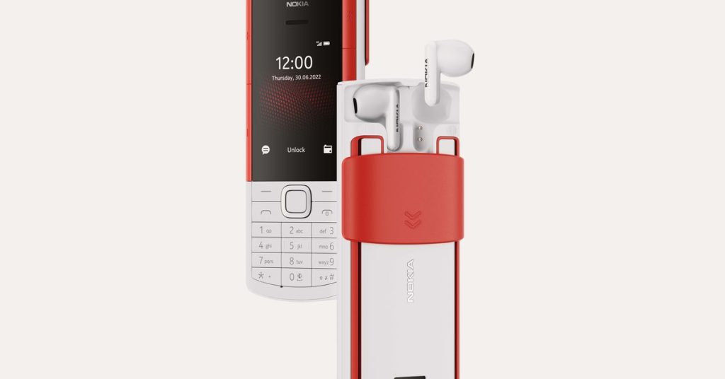 Ponsel Nokia baru HMD memiliki pengisi daya tersembunyi untuk earbud yang disertakan