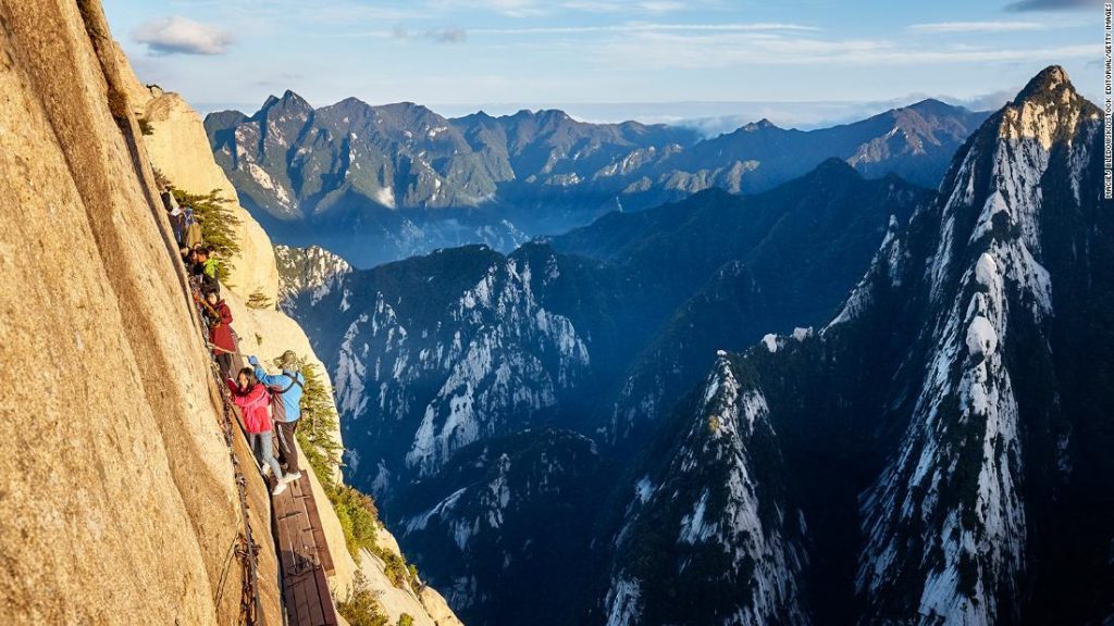 Jalur pendakian paling berbahaya di dunia