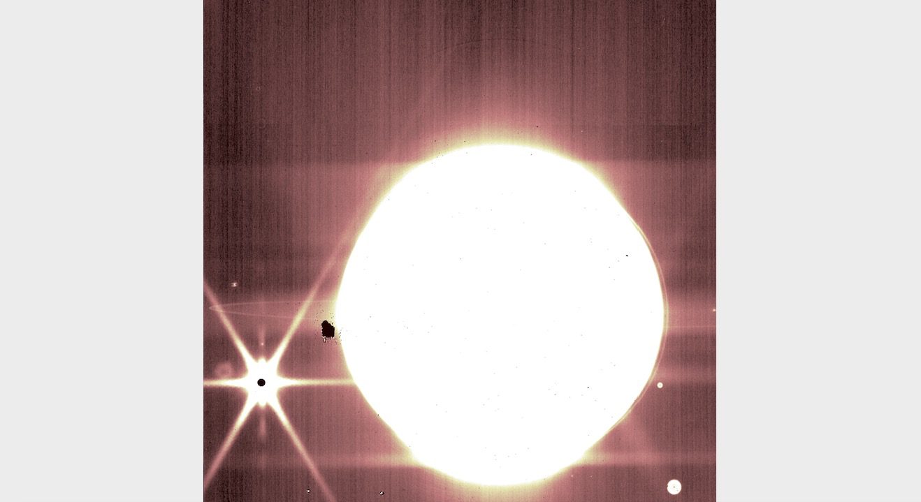 Jupiter dan beberapa bulannya terlihat melalui filter NIRCam 3,23 mikron dari Teleskop Luar Angkasa James Webb.