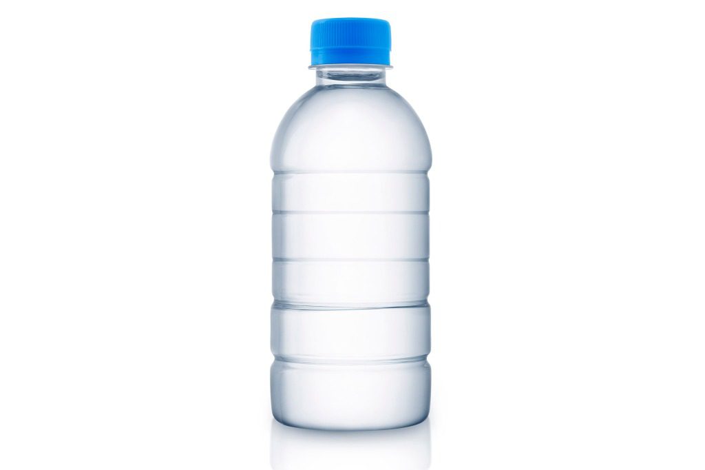 Botol air bersih dan jernih yang kosong diisolasi dengan latar belakang putih