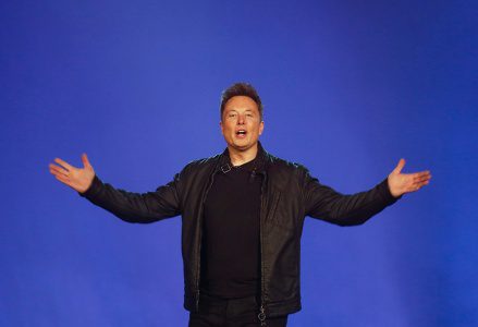 CEO Tesla Elon Musk mempersembahkan Cybertruck di studio desain Tesla, di Hawthorne, California.  Musk mengambil alih pasar truk pikap tugas berat dengan Tesla Cybertruck listrik terbarunya, Hawthorne, AS - 21 November 2019