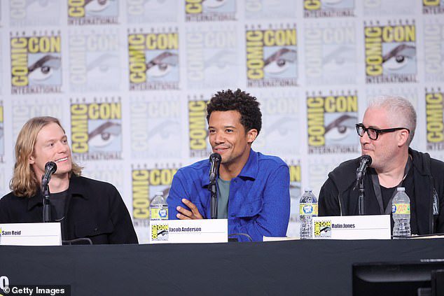 Reed, Anderson, dan Rollin Jones berada di panel selama Comic Con International 2022: San Diego di San Diego Convention Center pada hari Sabtu