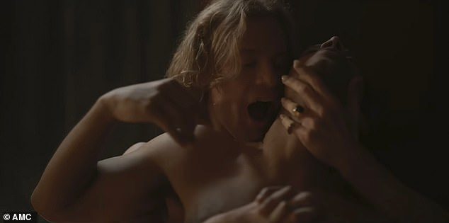 Dalam preview, Lestat terlihat mengubah Louie menjadi vampir yang menggigit lehernya