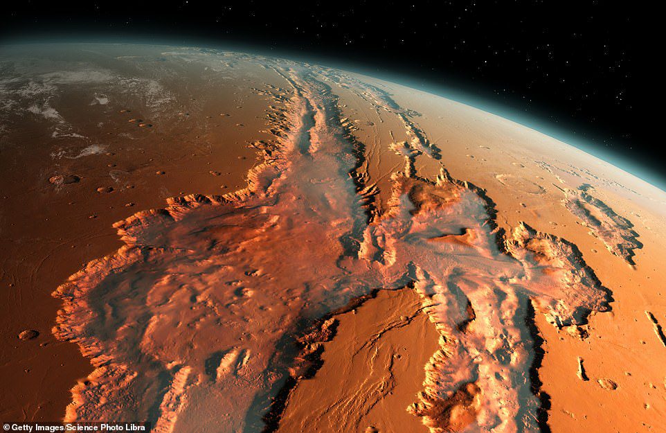 Di atas adalah ilustrasi pandangan miring dari sistem Valles Marineris Valley raksasa di Mars.  Ngarai dibentuk oleh kombinasi patahan geologis, tanah longsor, erosi angin, dan aliran air purba
