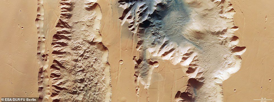 Lembah besar planet merah telah terungkap dalam gambar baru yang dirilis oleh Badan Antariksa Eropa.  Gambar baru menggambarkan dua parit, atau chasma, yang membentuk bagian barat Valles Marineris.  Di sebelah kiri adalah Lus Chasma yang panjangnya 521 mil dan di sebelah kanan adalah Chasma Tithonium yang panjangnya 500 mil