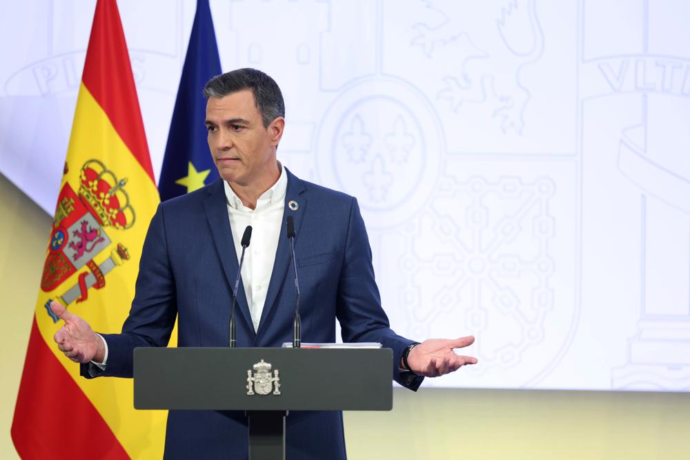 Perdana Menteri Spanyol Sanchez mengusulkan untuk membuang dasi untuk menghemat energi