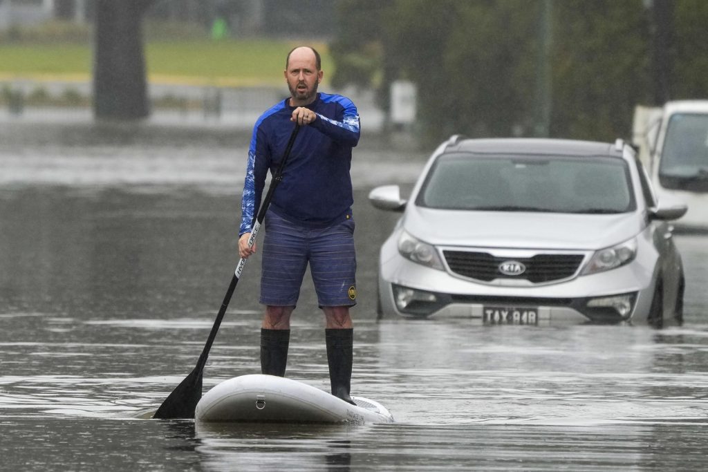 Banjir Sydney membebani 50.000 orang di sekitar kota terbesar di Australia