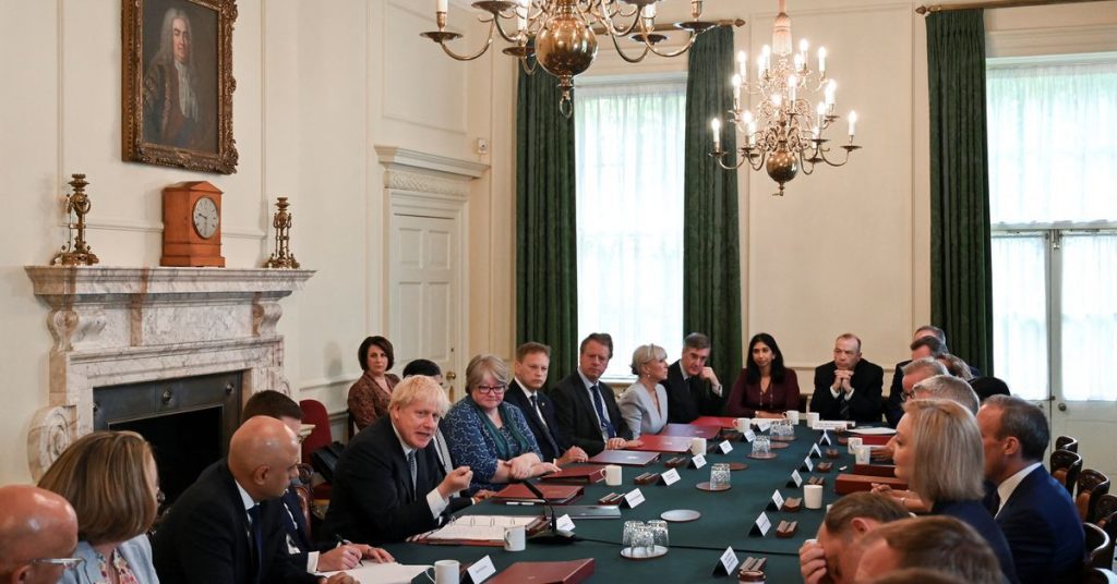 Boris Johnson dari Inggris gelisah saat para menteri mengundurkan diri