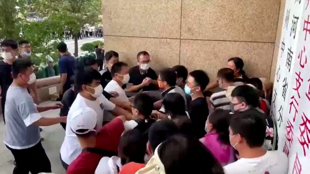 Demonstran bank di Provinsi Henan China diserang oleh kelompok berpakaian preman