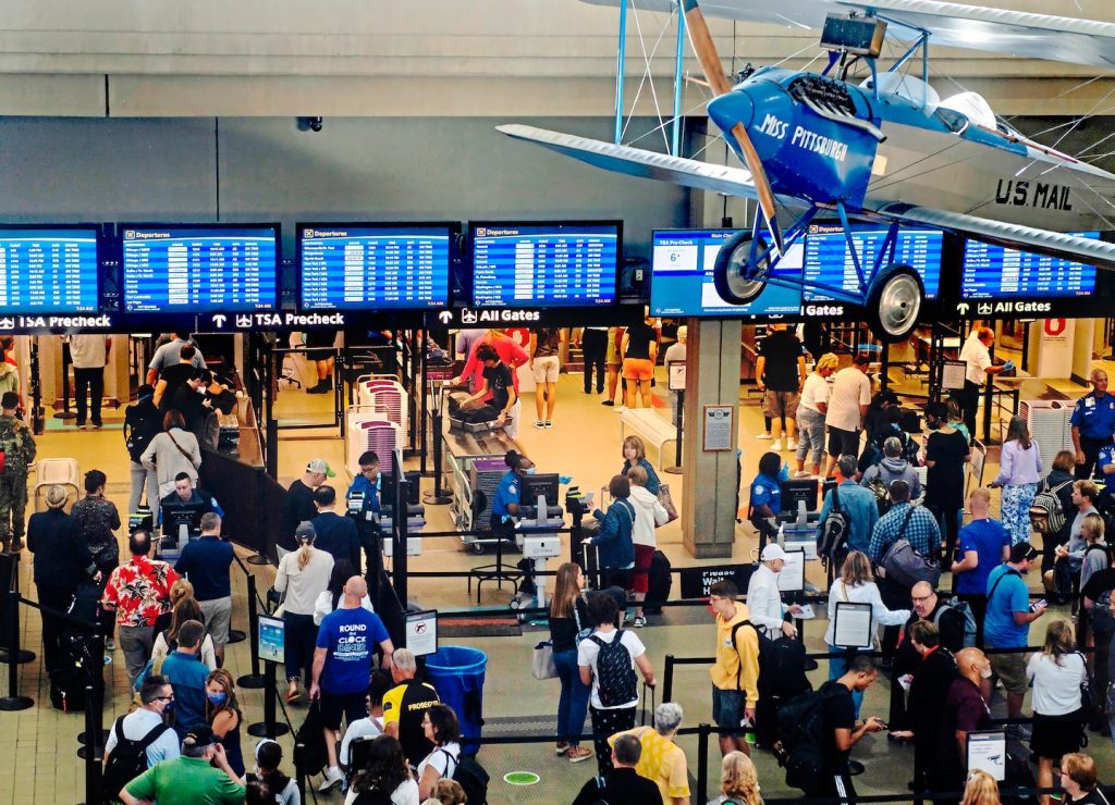 Empat Juli pelancong menghadapi ribuan penundaan penerbangan, pembatalan, dan kenaikan harga gas di seluruh AS