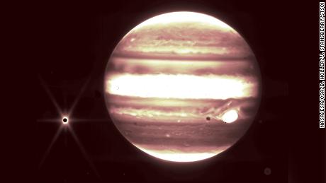 Jupiter, di tengah, dan bulannya Europa, di sebelah kiri, dilihat oleh instrumen NIRCam teleskop Webb.